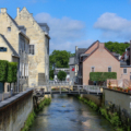 De Geul stroomt langs historische gebouwen in Valkenburg