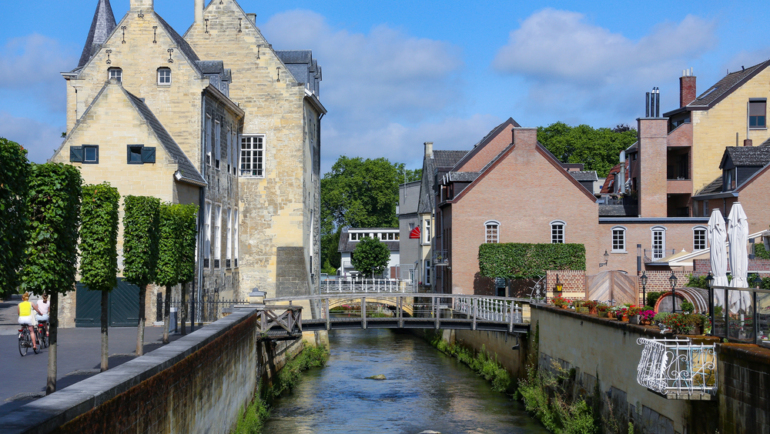 De Geul stroomt langs historische gebouwen in Valkenburg