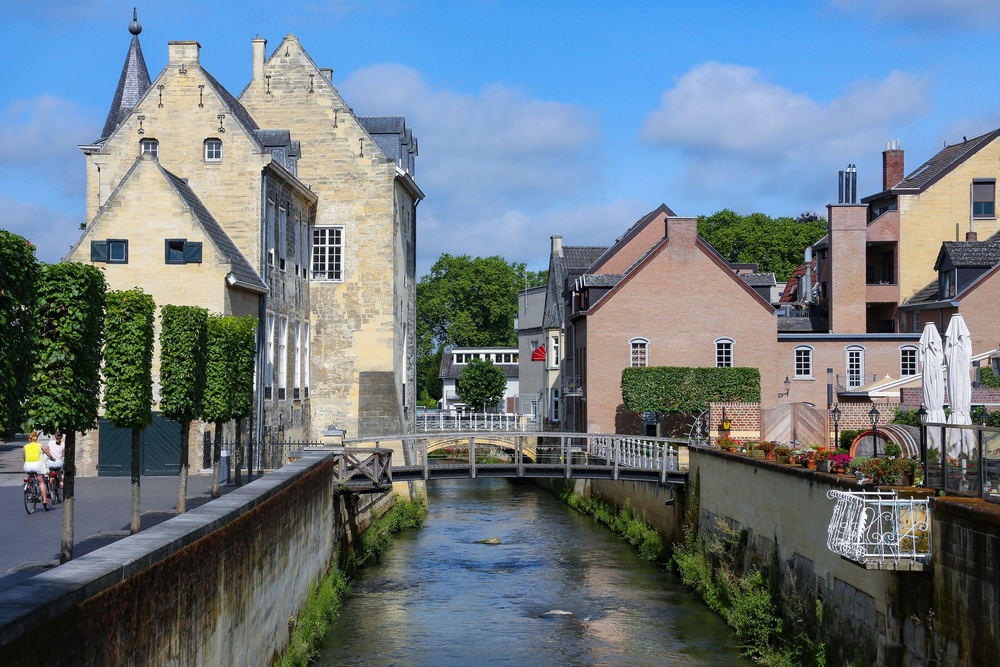 De Geul stroomt langs historische gebouwen in Valkenburg