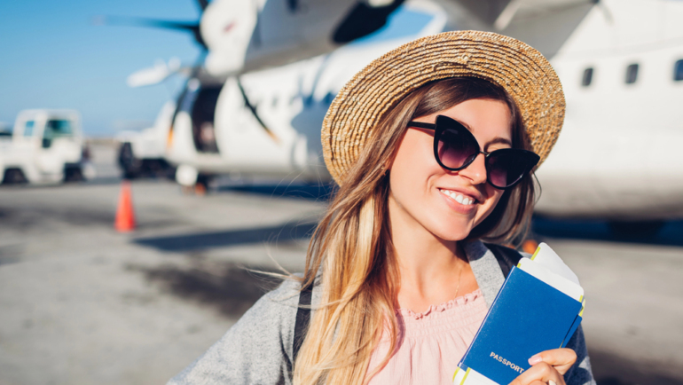 vrouw paspoort vliegtuig instappen